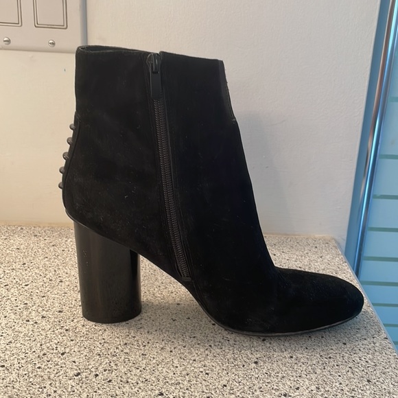 Kendall + Kylie notched suede booties in black - Picture 2 of 6